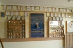 Sztandar szkoły w otoczeniu dyplomów i innych trofeów
