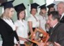 2011-04-29 • Pan starosta Edmund Kaczmarek wręcza dyplomy najlepszym abiturientkom.