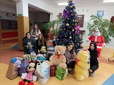 Uczniowie ZS1 z zabawkami dla dzieci z Ośrodka Rodzimej Pieczy Zastepczej w Kielcach