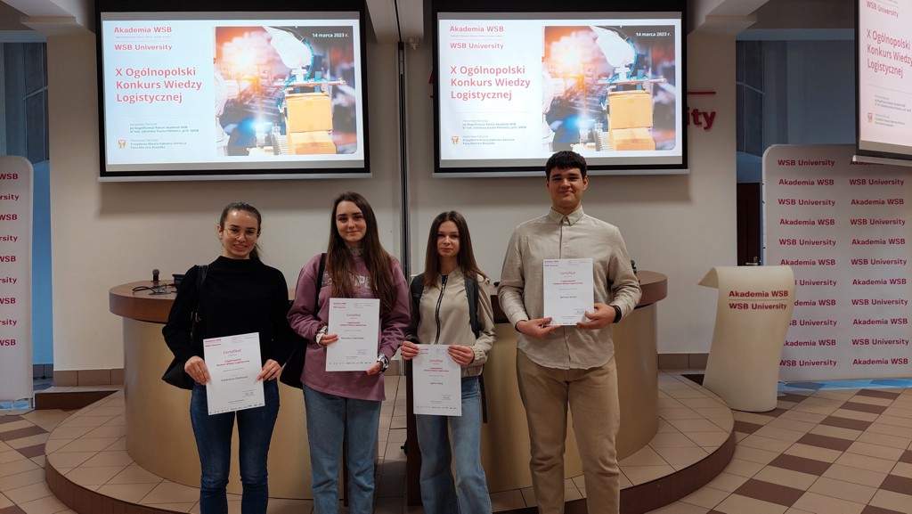 Zdjęcie uczestników konkursu z Konarskiego z dyplomami