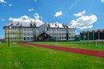 Budynek szkoły wraz z halą sportową w całej okazałości
