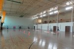 Wnętrze hali sportowej z widownią na 300 osób