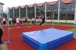 Skocznia wzwyż przed halą sportową