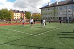 Boisko do siatkówki przed budynkiem szkoły