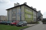 Widok od bramy wejściowej i parkingu nauczycielskiego