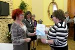 2012-11-27 • Technikum nr 1 w Salonie Kreatywnych Szkół i Placówek - zaproszenie z rąk pani kurator Małgorzaty Muzoł odbiera wicedyrektor Ewa Kosińska