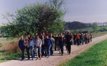 2003-05-05 • Tak sobie idziemy i nie zdajemy sobie sprawy, że oto rodzi się nowa szkolna tradycja!