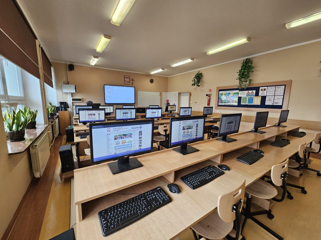 Zdjęcie pracowni komputerowej