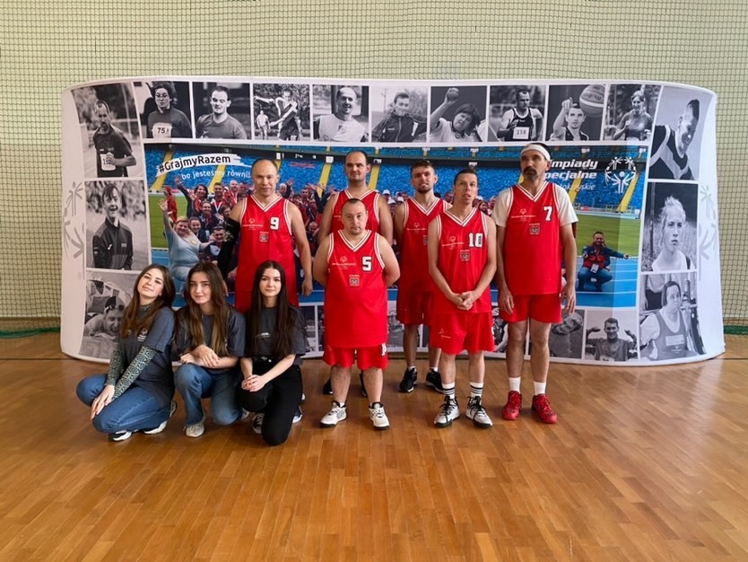 Zdjęcie naszych wolontariuszy z uczestnikami Olimpiady specjalnej
