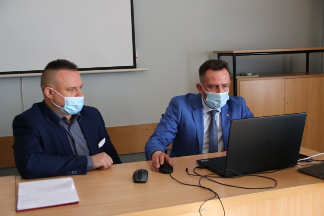 Starosta Paweł Faryna bierze udział w Forum online.