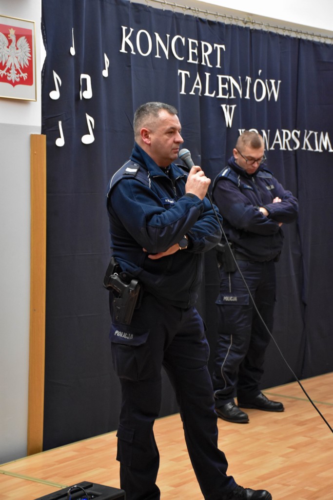 Zdjęcie przedstawicieli policji biorących udział w spotkaniu