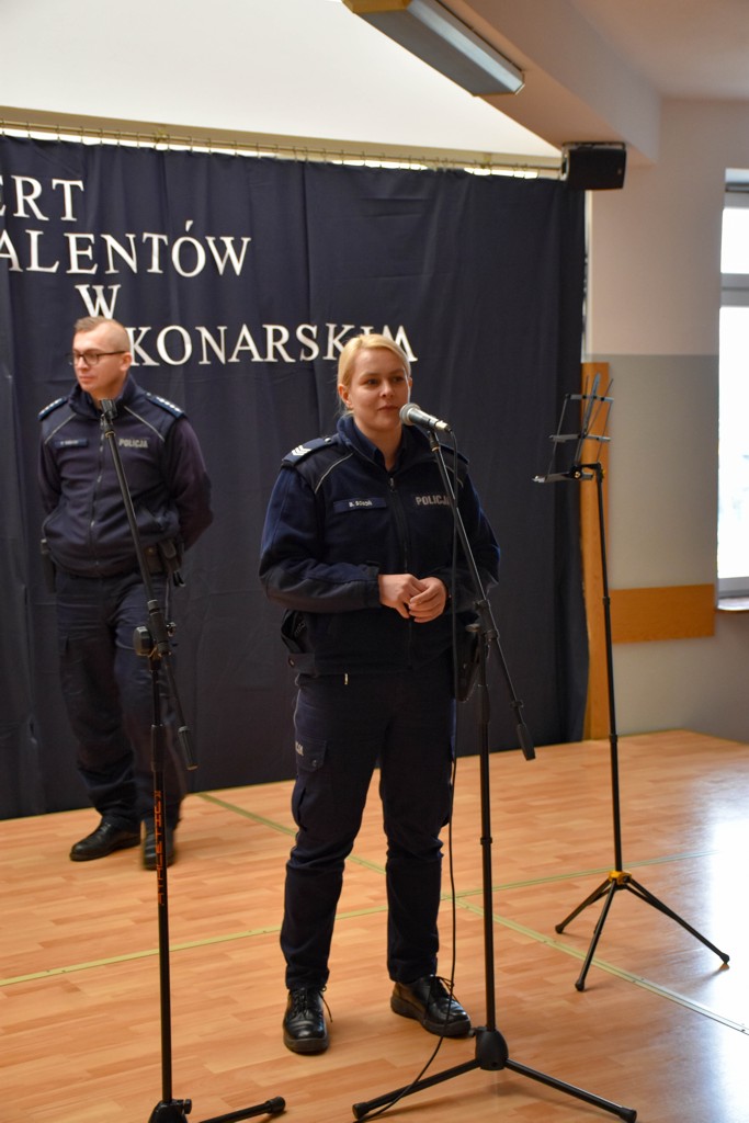 Zdjęcie przedstawicieli policji biorących udział w spotkaniu