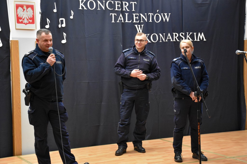 Zdjęcie przedstawicieli policji biorących udział w spotkaniu