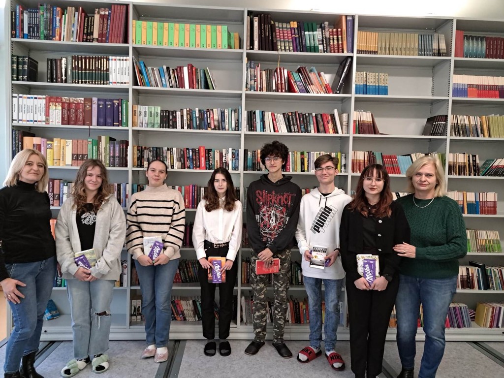 Bibliotekarze z czytelnikami w bibliotece