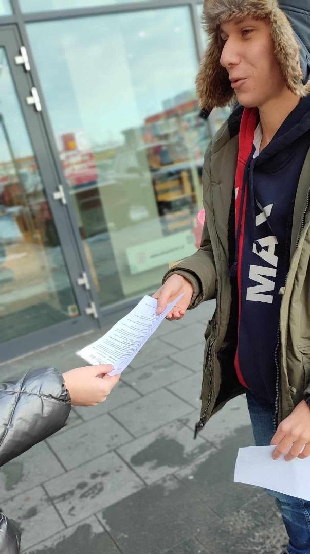 Uczestnicy projektu rozdają ulotki