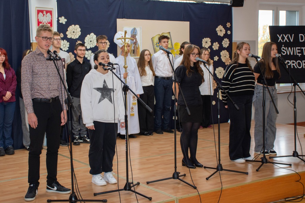 Uczniowie Konarskiego podczas występu