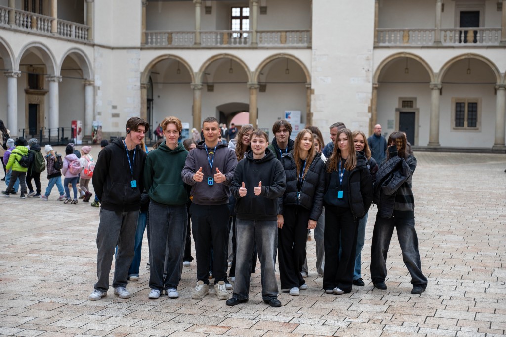 Uczestnicy wycieczki na wawelskim dziedzińcu