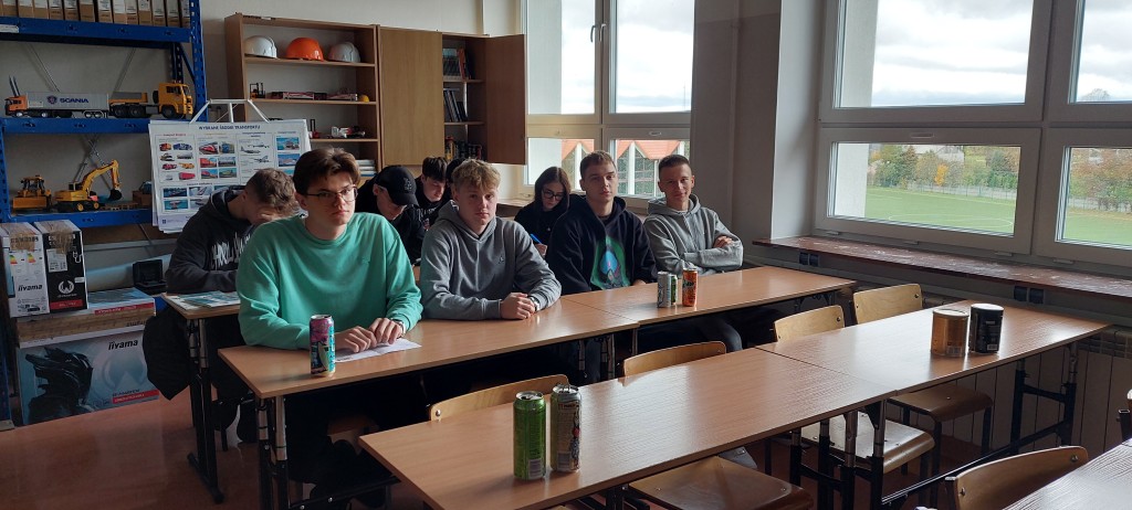 Uczniowie Konarskiego podczas zajęć projektowych