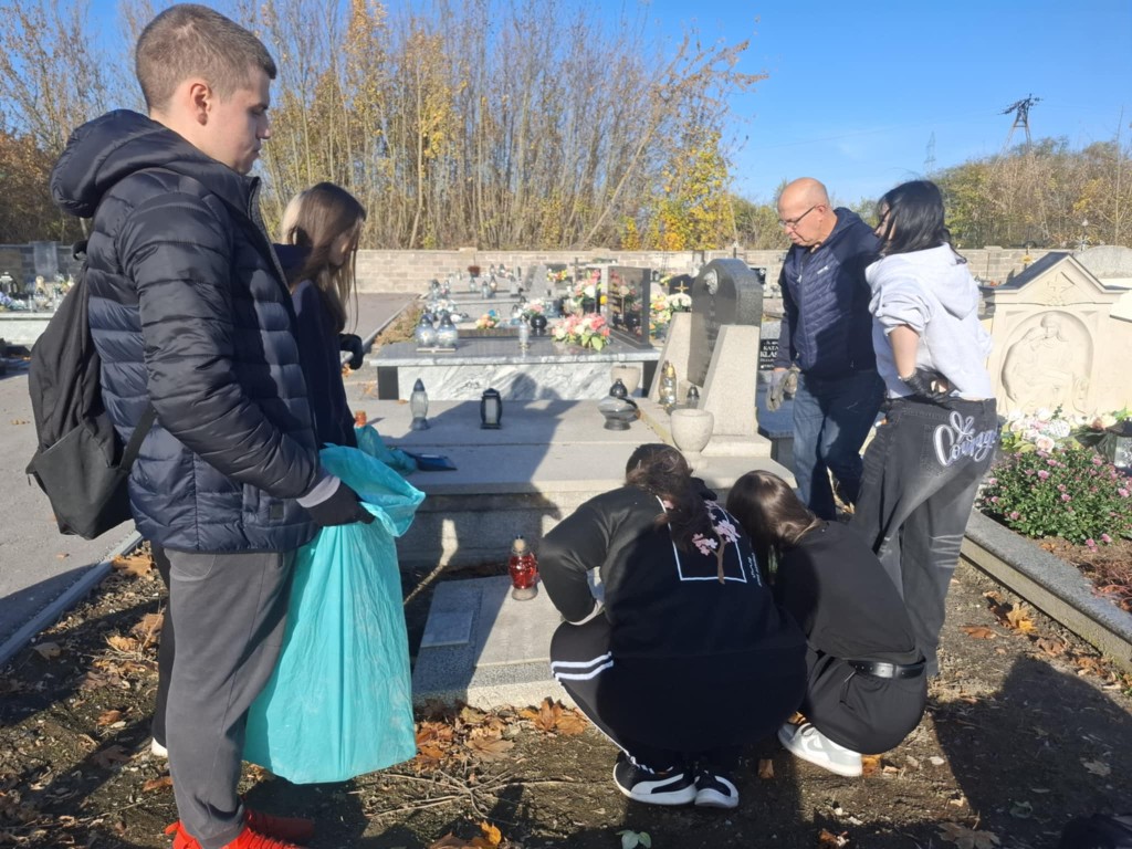 Członkowie szkolnego Wolontariatu podczas porządkowania powstańczych mogił