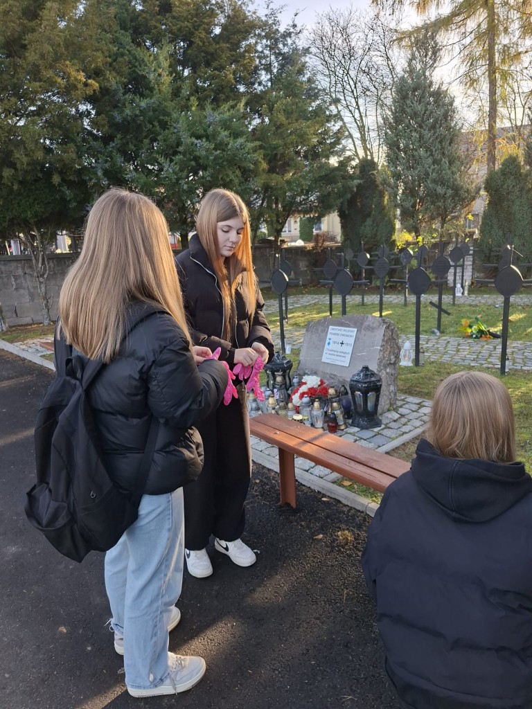 Harcerze z Konarskiego podczas wizyty na cmenatrzu