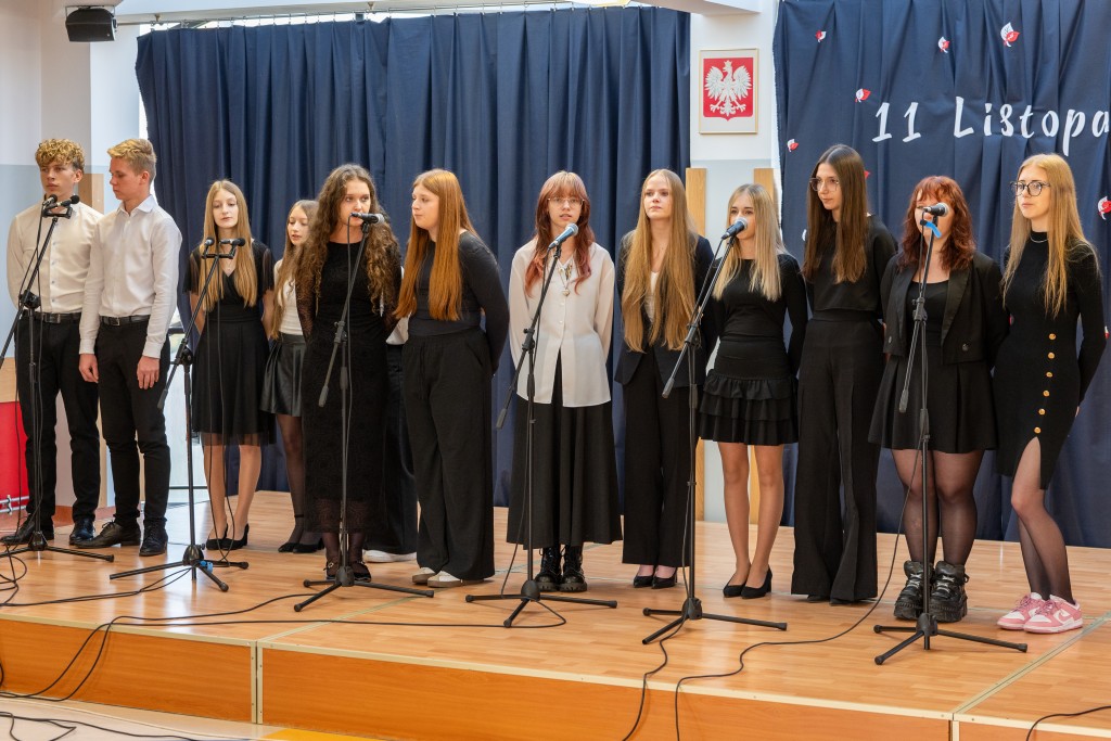 Młodzież Konarskiego podczas akademii z okazji rocznicy odzyskania niepodległości