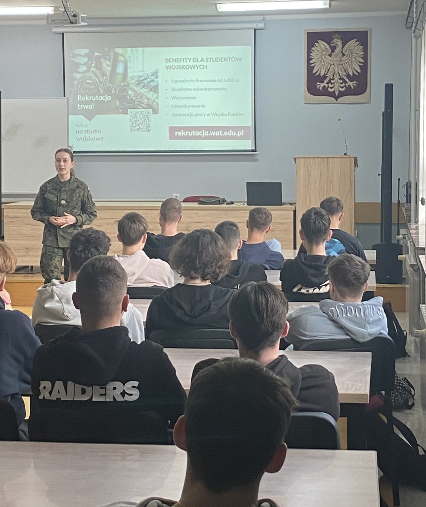 Spotkanie uczniów Konarskiego z przedstawicielem WAT