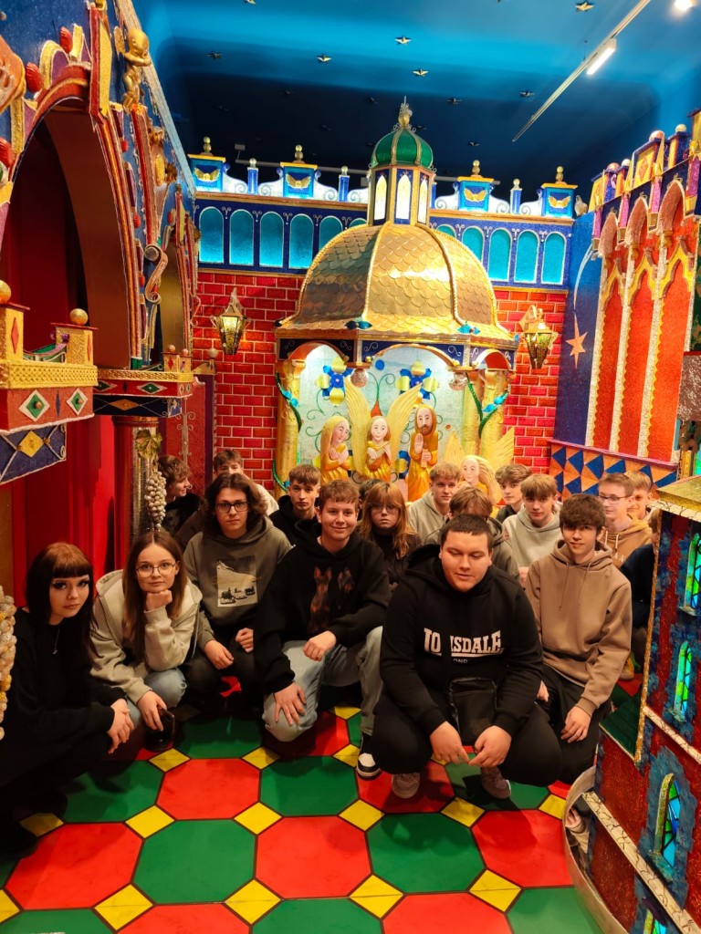 Uczestnicy wycieczki na Wystawie Krakowskich Szopek