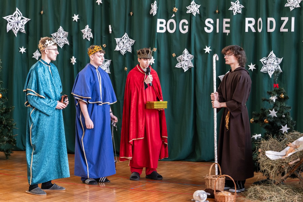 Młodzi aktorzy z Konarskiego przedstawiają bożonarodzeniowe jasełka