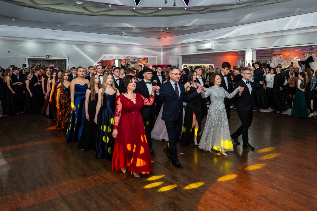 Tradycyjny polonez prowadzony przez panią dyrektor i wychowawców