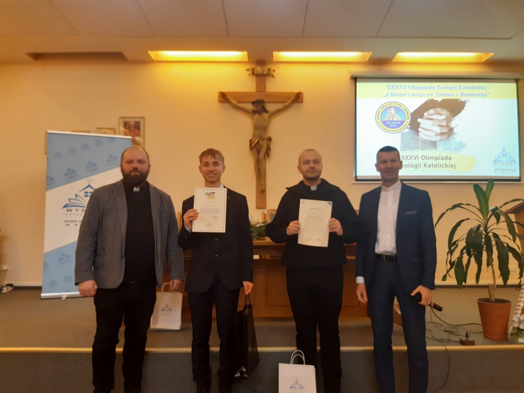 Bartek z opiekunem i organizatorami Olimipiady