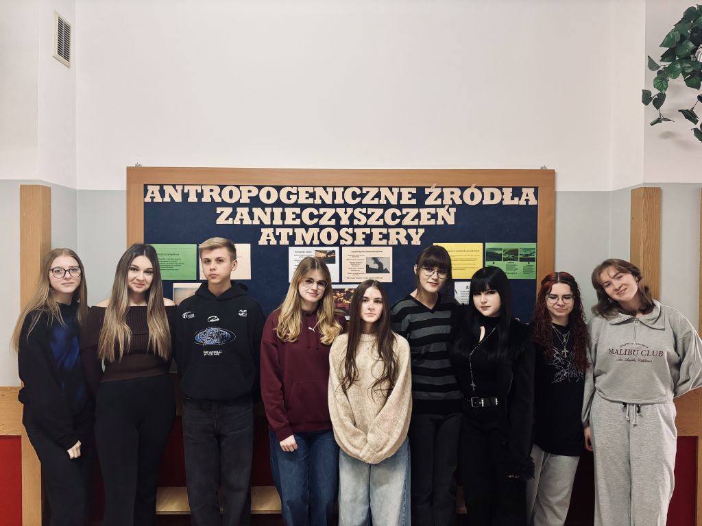 Uczniowie przed gazetką wykonaną w trakcie zajęć