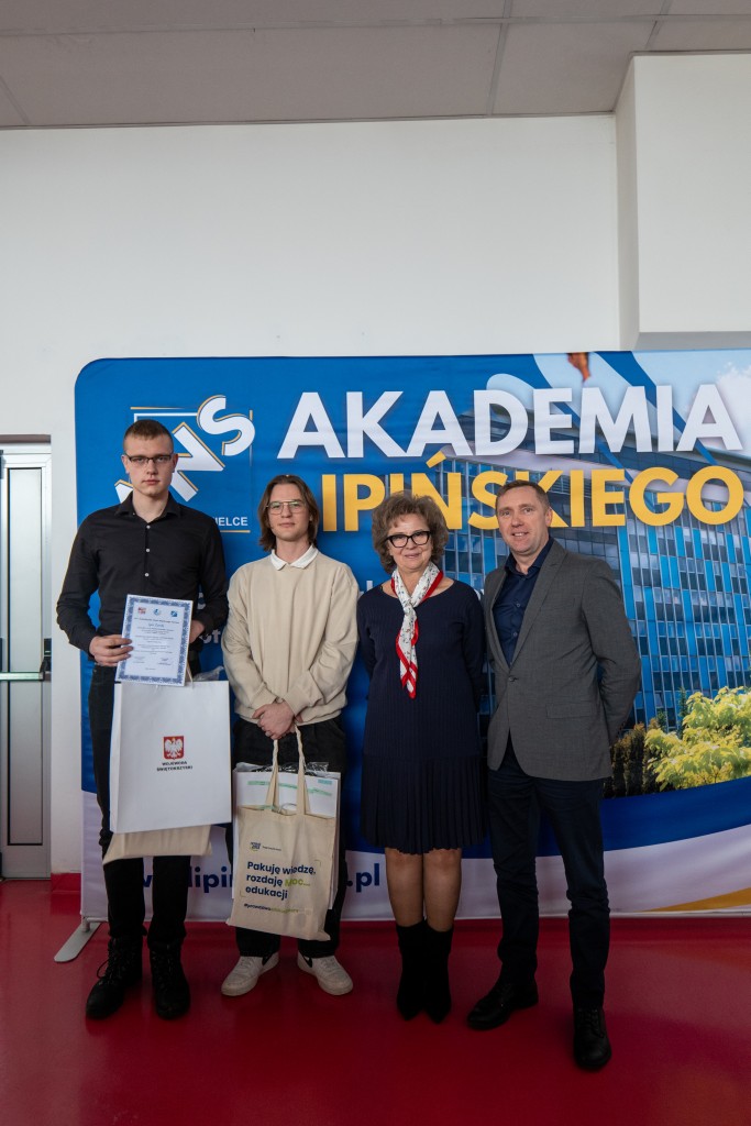 Zwycięzcy konkursu wraz z opiekunem i przedstawicielem organizatorów