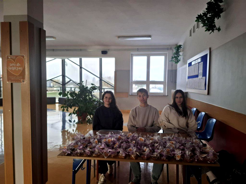 Nasi Wolontariusze podczas sprzedaży piernikowych serc