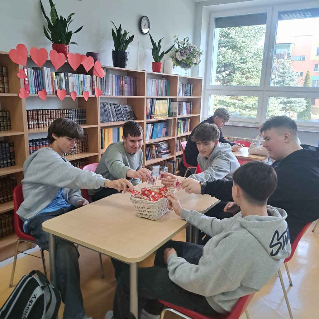 Uczniowie podczas walentykowej zabawy w bibliotece