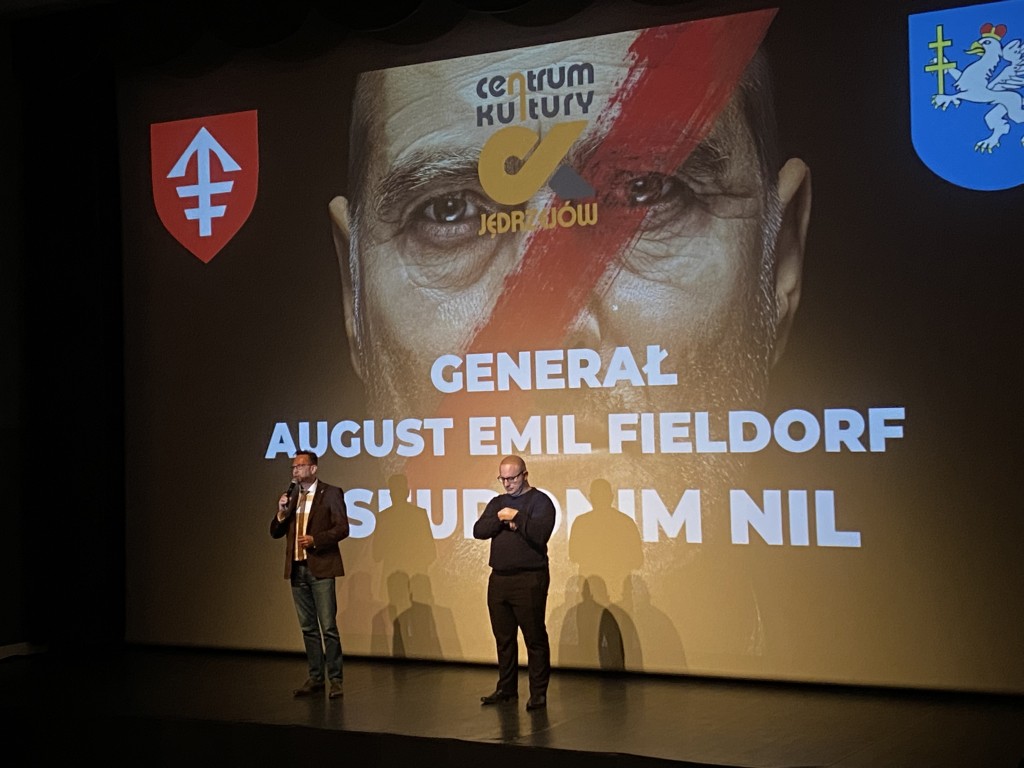 Starosta i burmistrz na scenie przed projekcja filmu Nil