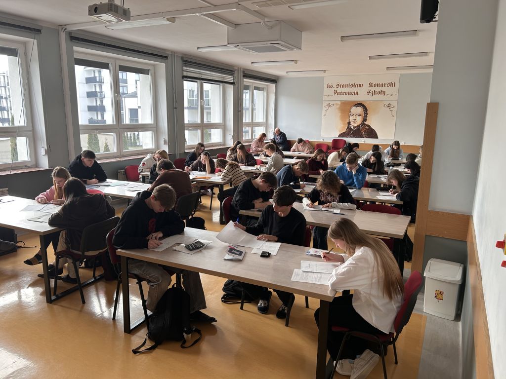 Uczestnicy maratonu na sali konferencyjnej