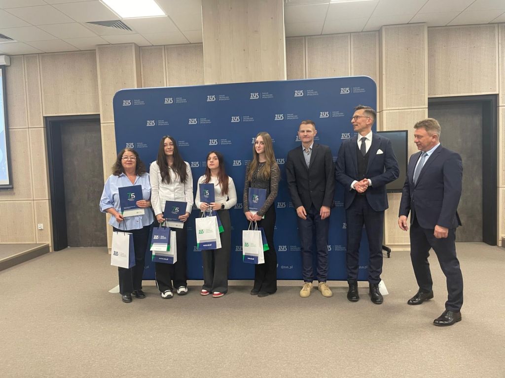 Nasze laureatki wraz z opiekunem i organizatorami