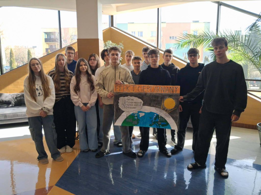 Uczestnicy projektu z plakatem