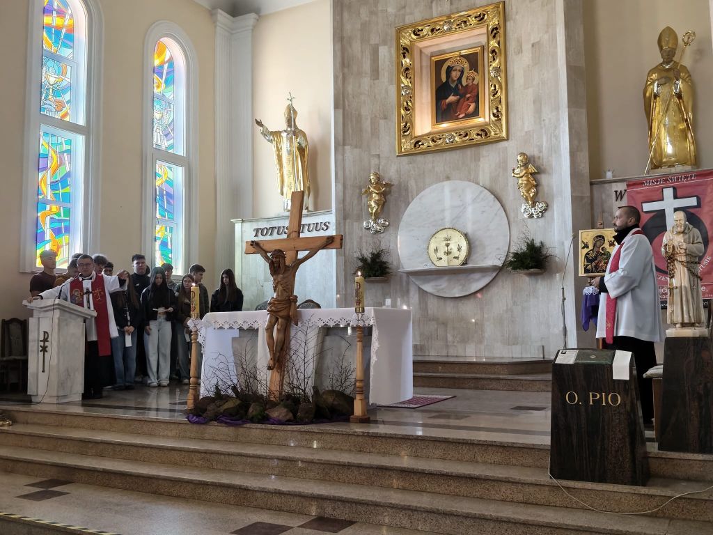 Uczniowie Konarskiego podczas Rekolekcji Wielkopostnych