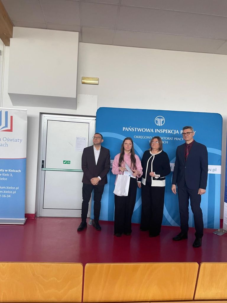 Wspólne zdjęcie naszej uczennicy z organizatorami konkursu