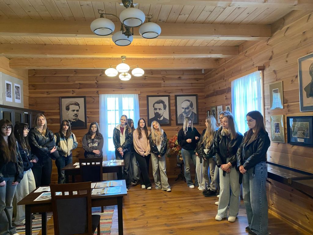 Uczestnicy wycieczki w Szklanym Domu