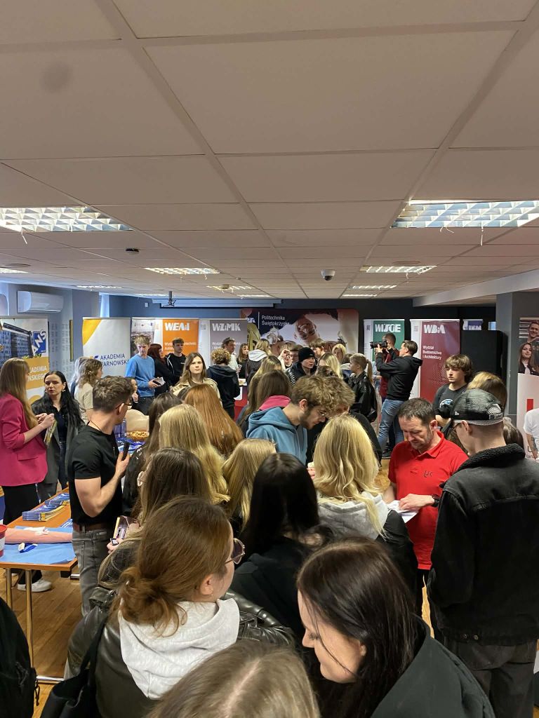 Maturzyści na targach edukacyjnych