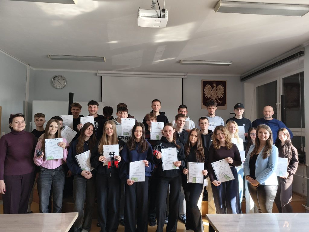 Uczestnicy kursu wraz z organizatorami