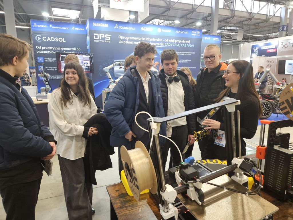 Uczniowie Konarskiego w rozmowie z wystawcami