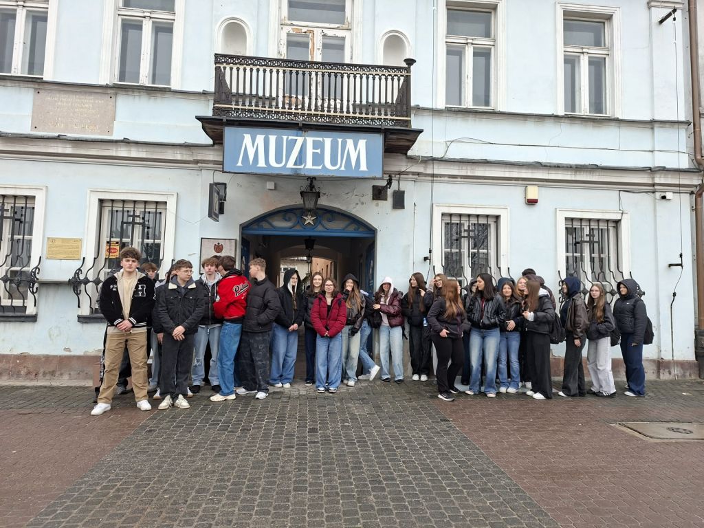 Uczestnicy wycieczki przed budynkiem muzeum