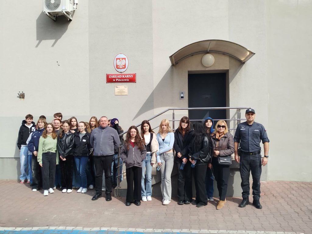 Uczestnicy wycieczki przed zakładem karnym