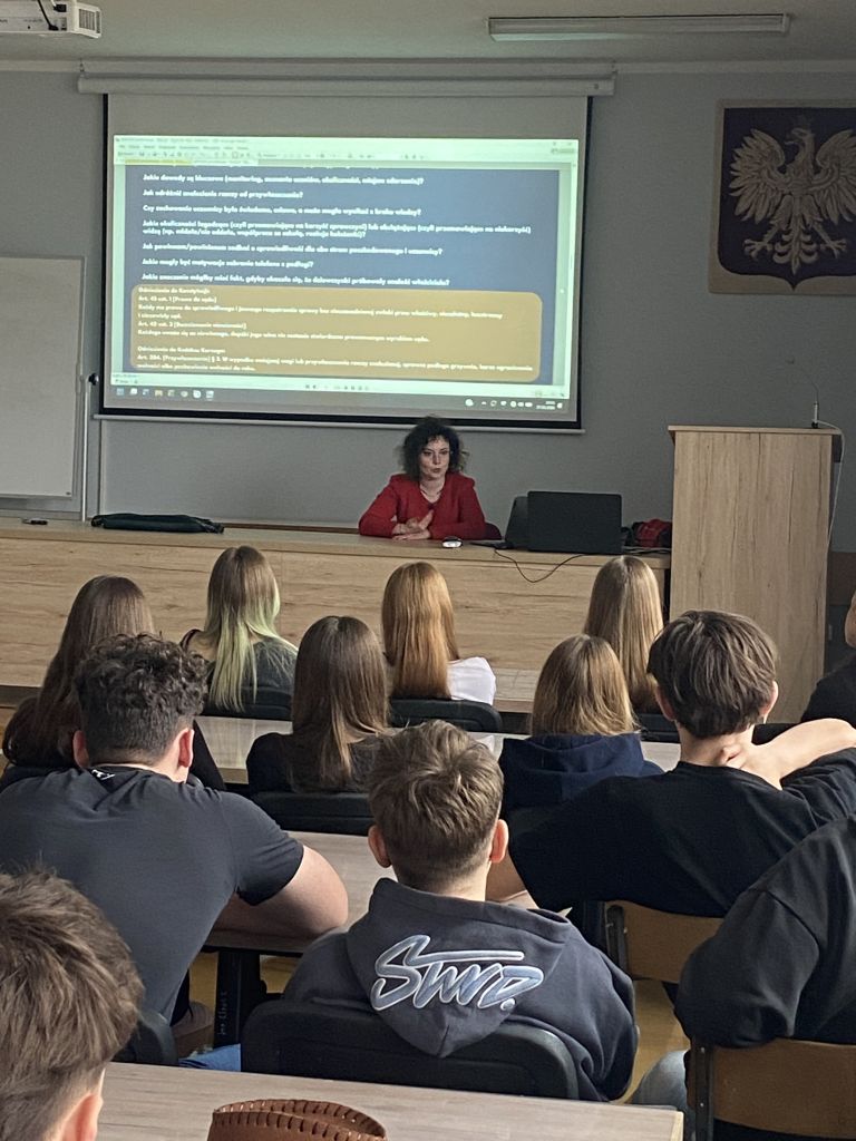 Lekcja edukacji prawnej na sali konferencyjnej