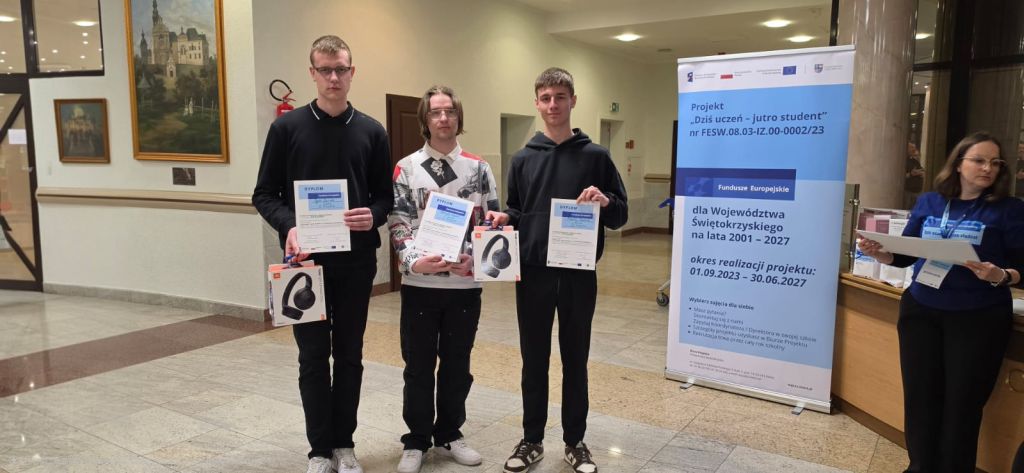 Nasi laureaci z nagrodami i dyplomami