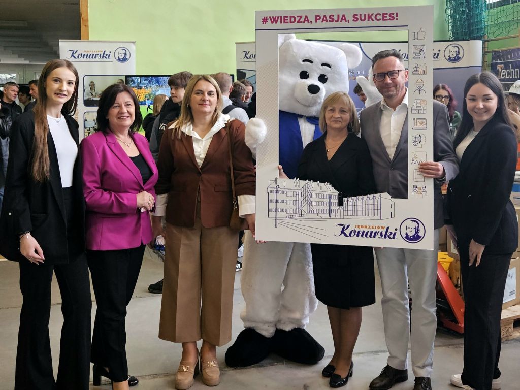 Reprezentacja naszej szkoły wraz z przedstawicielami starostwa powiatowego