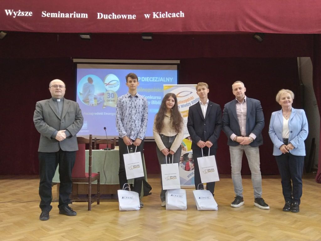 Bartek Klamka wraz z organizatorami konkursu